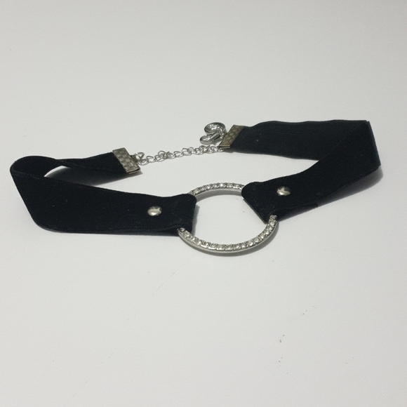 Black velvet and silver crystal o ring choker - Picture 3 of 9